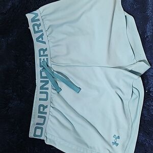 Under Armor use large exercise shorts